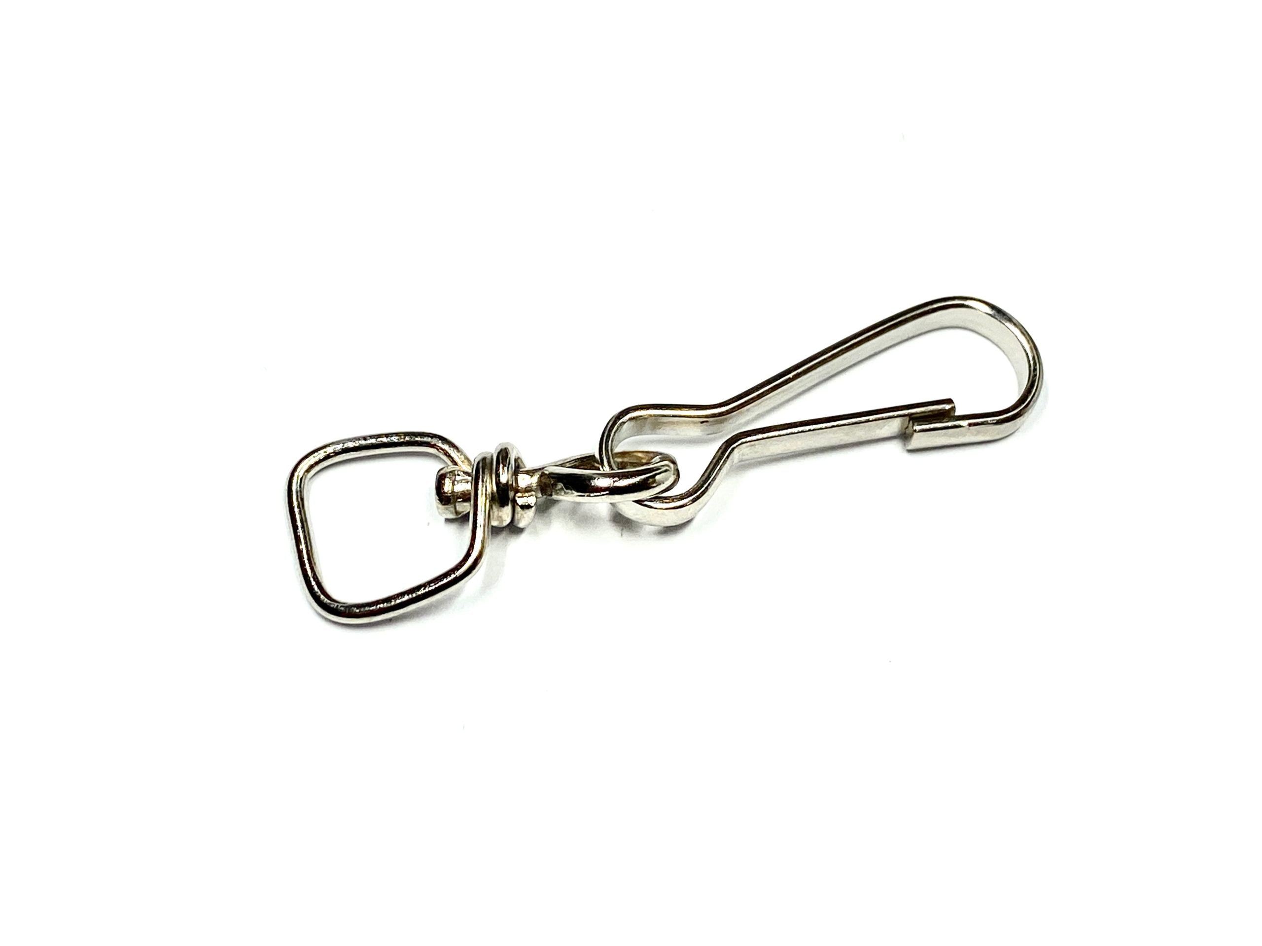 Bandolas con argolla giratoria y mosquetón de alambre para gafete o mochilas, con acabado nikel plateado. Mosquetón de 30 mm de largo y 10 mm de paso para cinta. Bandolas con argolla giratoria y mosquetón de alambre para gafete o mochilas, con acabado nikel plateado. Mosquetón de 30 mm de largo y 10 mm de paso para cinta.